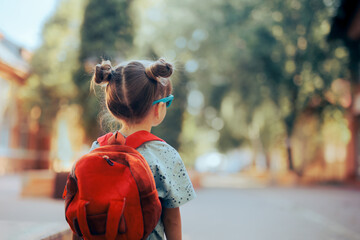 Portrait of a Little Girl Going Back to School . Child wearing a backpack ready for the first day of kindergarten

 - obrazy, fototapety, plakaty