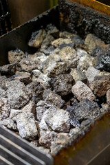 ステーキハウスの溶岩石（チャコール）