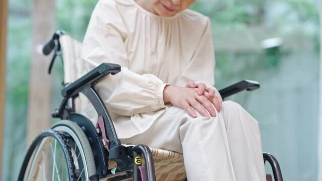 膝が痛いシニア女性