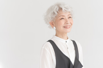 シニア世代の女性が微笑んでいる