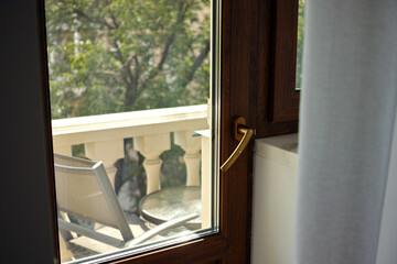 shut balcony door
