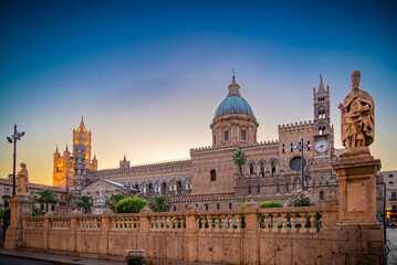 Fototapeta premium Vista de Palermo con casas antiguas y monumentos