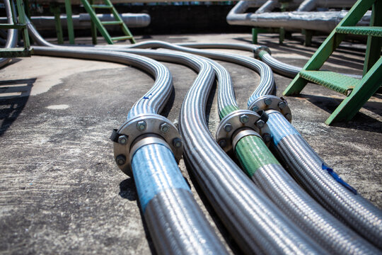 Flexible stainless steel pipe, installed with pipes in the industry Flexible hoses for reducing the force between the oil storage tanks In and out pressure.