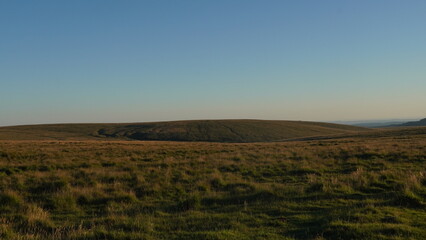 Fototapeta na wymiar Endlose Weideflächen im englischen Dortmoor 