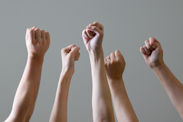 ガッツポーズ　年齢の幅