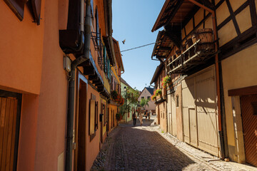 Fototapeta na wymiar street in the charming oldtown of Eguisheim in Alsace