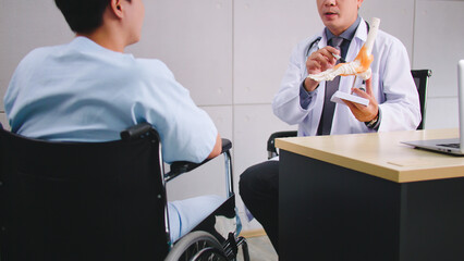 A male doctor is explaining to the patient the cause of the patient's condition.