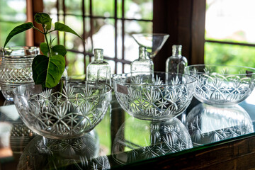 アンティークのガラスの食器と器