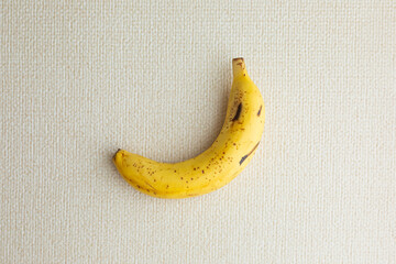 一本のバナナ（皮付き）