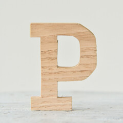 木製アルファベットP