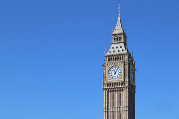 Fototapeta na wymiar View of the famous Big Ben clock on a sunny day
