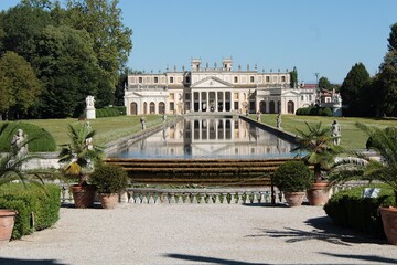 The garden of Villa Pisani with the reflecting building