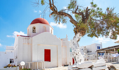 Griechisch-orthodoxe Kirche mit rotem Dach    Weißes Haus   Die malerische  Hauptstadt Chora...