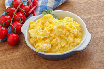 Scrambledd egg in the bowl