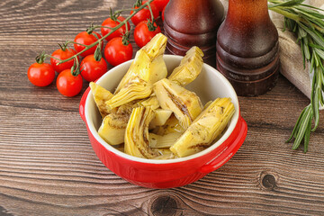 Grilled artichoke marinated in oil