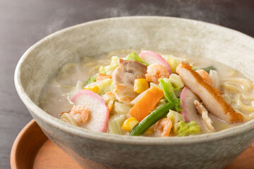 湯気の立つ、熱々のちゃんぽん