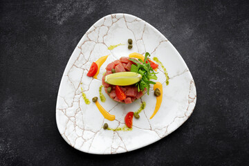 Salmon tartar with avocado, arugula and lime
