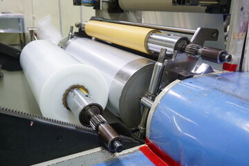 The winding unit of blown film machine consists of stainless steel roll and paper core.