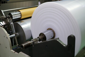 The winding unit of blown film machine consists of stainless steel roll and paper core.
