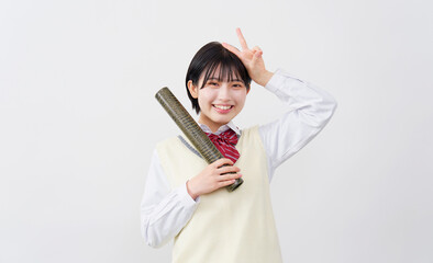 白背景で卒業証書の筒を持ってピースサインする女子高生