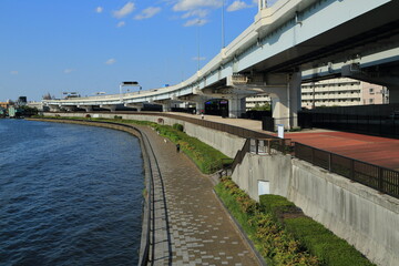 隅田川沿いをカーブして走る首都高速道路