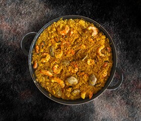 Típica paella española con arroz y marisco. Typical Spanish paella with rice and seafood.