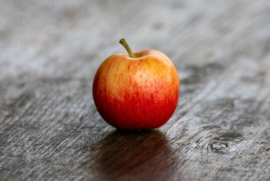 Small Apple Images – Browse 287 Stock Photos, Vectors, and Video