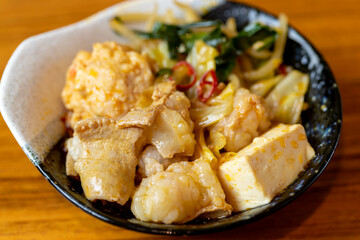 もつ鍋を器によそう