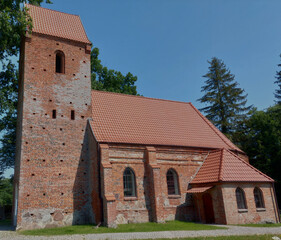 Fototapeta na wymiar kościól w miwjsowości Stary Kraków pomorze