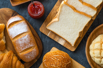 美味しそうなパンとジャム