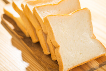 カッティングボードと食パン