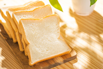 朝の光と美味しそうなパン