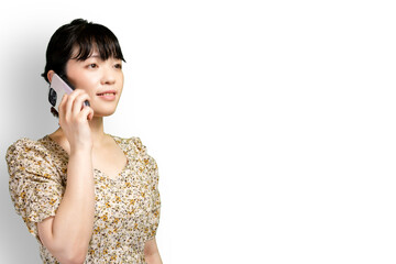 笑顔で電話する女性