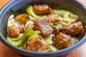 テイクアウトもできるホルモン丼