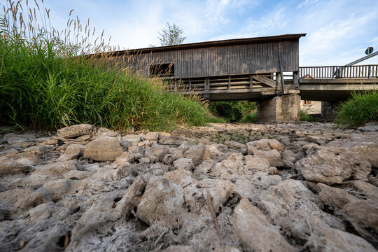 Trockenheit und D&uuml;rre l&auml;sst Ilm im Weimarer Land und Weimar in Th&uuml;ringen austrocknen