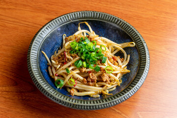 そぼろ肉入りのピリ辛もやし炒め