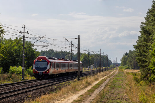 Zmodernizowany elektryczny pociąg biało-czerwony na nowoczesnej linii kolejowej