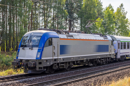Szybka nowoczesna srebrno-niebieska lokomotywa elektryczna