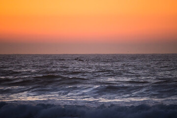 Fototapeta na wymiar Sunrise over the ocean waves