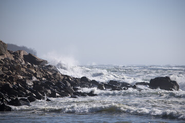 Fototapeta na wymiar Ocean waves breaking on a rocky shore