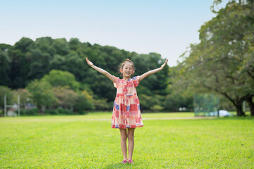 公園で両手を広げる少女