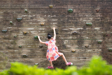 壁を登る子供
