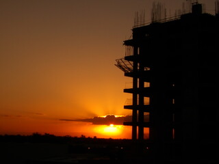 Atardecer con un edificio