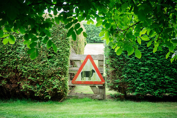 Durchgang für Schaafe verboten, Schild auf einem Gartentor auf Terschelling, Niederlande