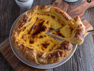 Puff pastry tart with cheesecake filling