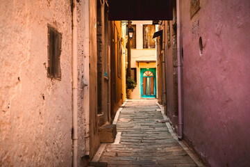 Fototapeta na wymiar Gasse mit bunter Tür in Rethymno auf der Ferieninsel Kreta, Griechenland