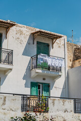  Wohnhäuser mit Wäsche am Balkon in Rethymno auf der Ferieninsel Kreta, Griechenland