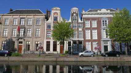 Maisons sur le canal à Leiden. Pays-Bas