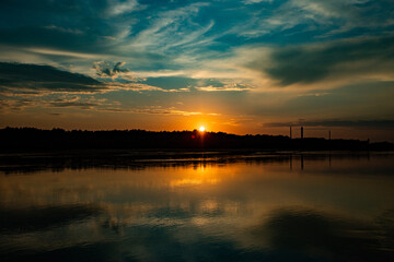 Zach&oacute;d słońca nad Wisłą