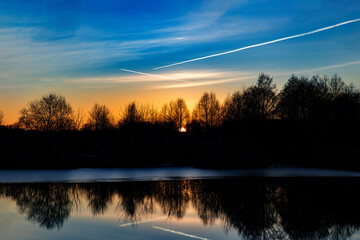 Obraz premium Zachód słońca nad jeziorem